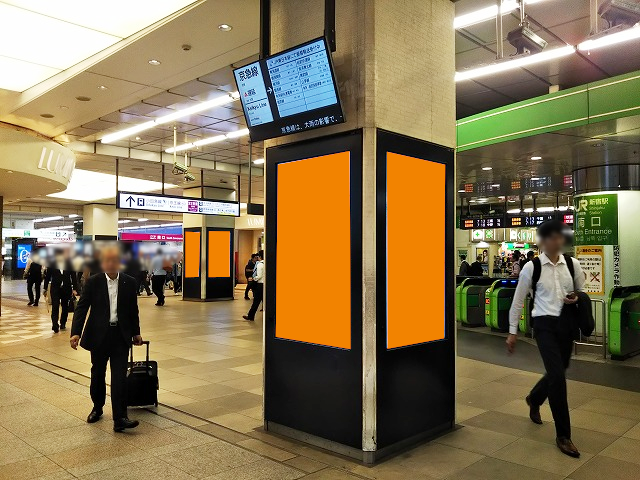 JR新宿駅改札前に設置された2柱2面のデジタルサイネージです。