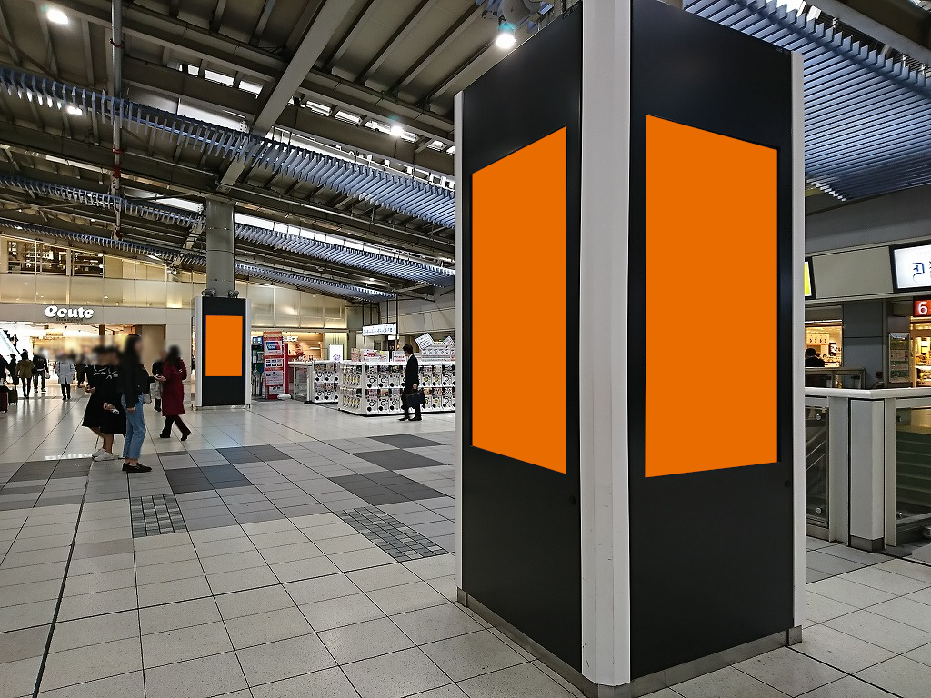 JR品川駅改札内に設置された2柱2面のデジタルサイネージです。