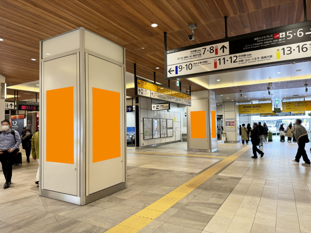 JR新宿駅改札内に設置された2柱8面のデジタルサイネージです。